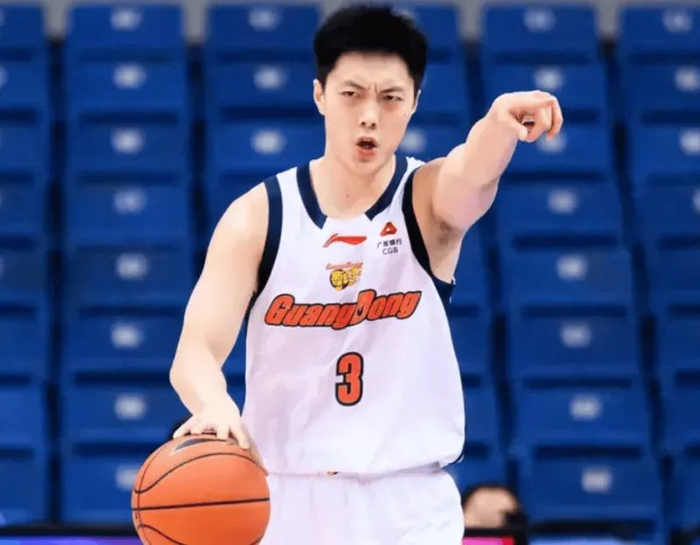 现场比分-杜锋多给胡明轩一些尊重吧！末节开始搏命主导攻守，他的能力不差|广东|篮板|比赛|平拖|青岛_新浪体育_新浪新闻